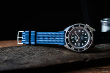 Laden Sie das Bild in den Galerie-Viewer, Kautschukband mit Waffel-Muster 20mm Blau Heuer Vintage Taucher Uhr