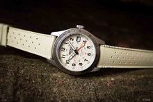 Laden Sie das Bild in den Galerie-Viewer, Tropical Uhrenarmband Kautschuk FKM Beige 20 mm an Seiko 5 Field GMT