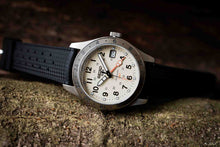 Laden Sie das Bild in den Galerie-Viewer, Tropical Uhrenarmband Kautschuk FKM Schwarz 20 mm an Seiko 5 Field GMT