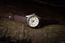 Laden Sie das Bild in den Galerie-Viewer, Tropical Uhrenarmband Kautschuk FKM Braun 20 mm an Seiko 5 Field GMT