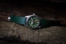 Laden Sie das Bild in den Galerie-Viewer, Uhrenarmband RLX-Style Kautschuk FKM grün 20mm an Seiko 5 Sports Field GMT 