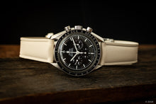 Laden Sie das Bild in den Galerie-Viewer, Omega Speedmaster Moonwatch - Uhrenarmband mit Faltschließe, Gewebe-/Textil-Optik, FKM, Kautschuk, 20 mm, Beige