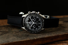 Laden Sie das Bild in den Galerie-Viewer, Omega Speedmaster Moonwatch - Uhrenarmband mit Faltschließe, Gewebe-/Textil-Optik, FKM, Kautschuk, 20 mm, Schwarz