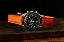 Laden Sie das Bild in den Galerie-Viewer, Omega Speedmaster Moonwatch - Uhrenarmband Orange mit Faltschließe, Gewebe-/Textil-Optik, FKM, Kautschuk, 20 mm
