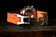 Laden Sie das Bild in den Galerie-Viewer, Offene Schließe - Omega Speedmaster Moonwatch Uhrenarmband Orange mit Faltschließe, Gewebe-/Textil-Optik, FKM, Kautschuk, 20 mm