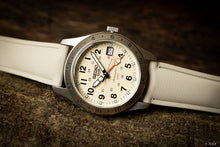 Laden Sie das Bild in den Galerie-Viewer, Seiko 5 Sports Field GMT - Uhrenarmband mit Faltschließe, Gewebe-/Textil-Optik, FKM, Kautschuk, 20 mm, Beige