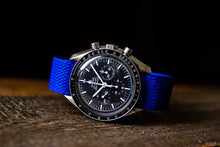 Laden Sie das Bild in den Galerie-Viewer, Eulit Perlonband Panama Blau 20 mm - Omega Speedmaster Moonwatch