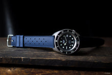 Laden Sie das Bild in den Galerie-Viewer, Uhrenarmband aus Kautschuk - Blau (20mm &amp; 22mm) - &quot;Tropical&quot;-Style - ZEIGR-Shop