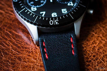 Laden Sie das Bild in den Galerie-Viewer, Kemmner Military ZEIGR-Uhrenarmband Vintage-Stil Leder Schwarz mit roter Naht 20mm Schnellwechsel-Band